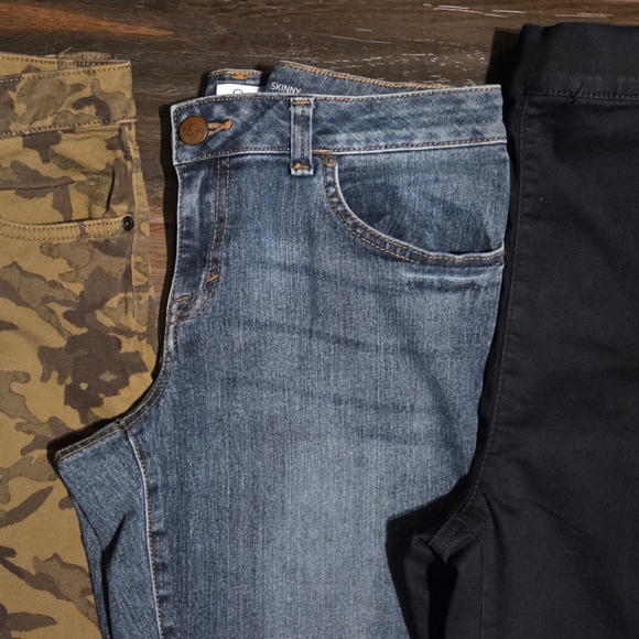 3 PAIRS OF SKINNY JEANS (CAMO/MED WASH/INDIGO) LIKE NEW CONDITION SZ 8 - Picture 2 of 4
